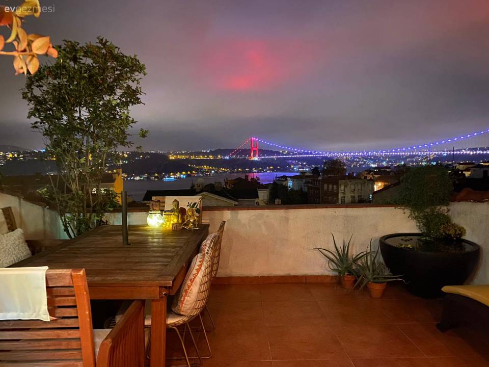 93 Yıllık Konağın Üstündeki Bu Evin Dışı Tablo, İçi de Sanat Galerisi