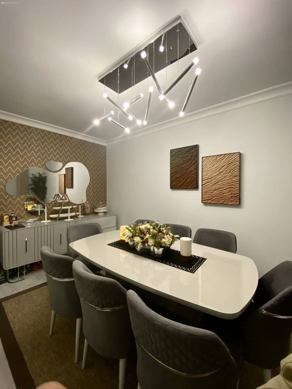 İstanbul'daki İki Katlı Bu Evde Duvarlar Odak Noktası