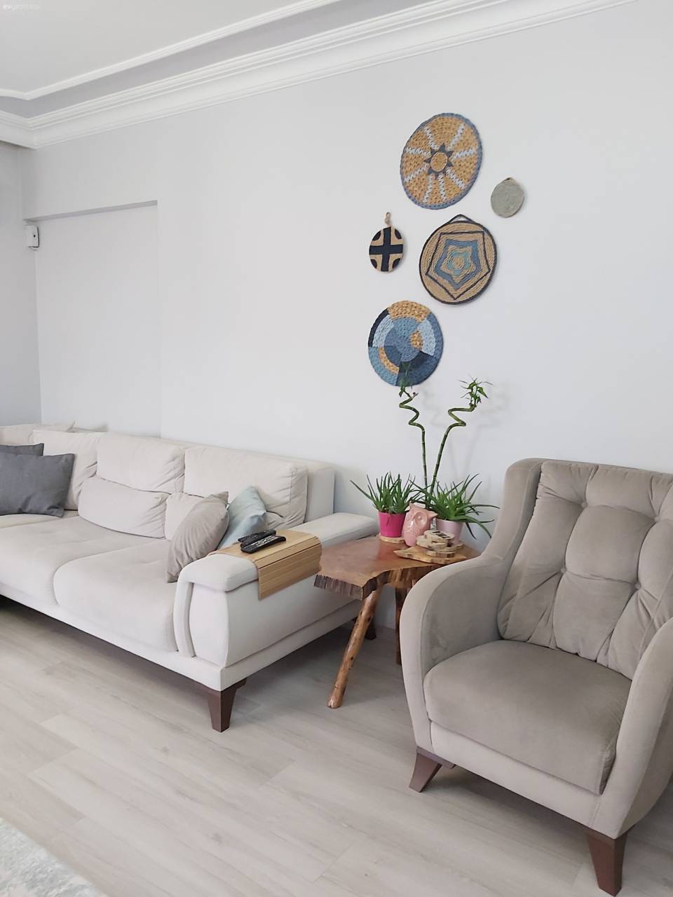 Cıvıl Cıvıl Balkonuyla Mutluluk Yayan Bir İstanbul Evi