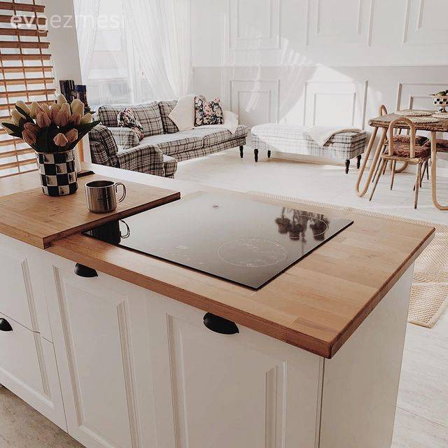 Beyaz ve Ahşap Uyumu Bu İstanbul Evinin Her Köşesinde Yankılanmış