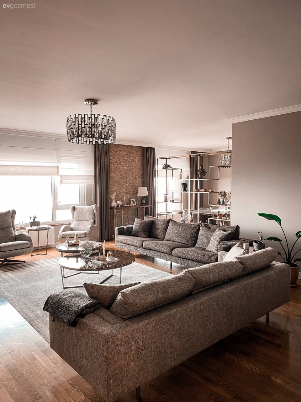 Bu Uyumlu Evde Duvarların Boş Durmasına Göz Yumulmamış