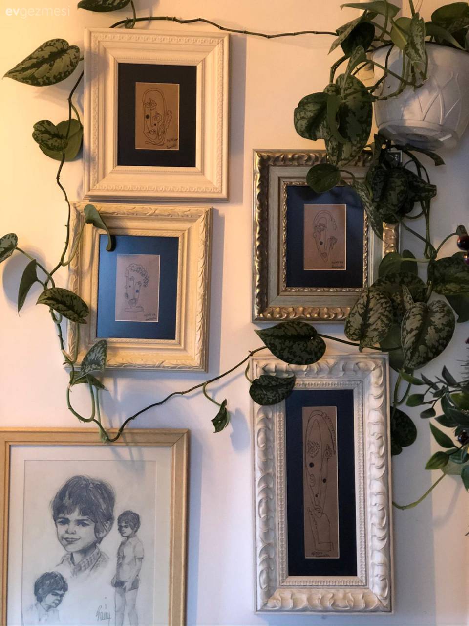 93 Yıllık Konağın Üstündeki Bu Evin Dışı Tablo, İçi de Sanat Galerisi