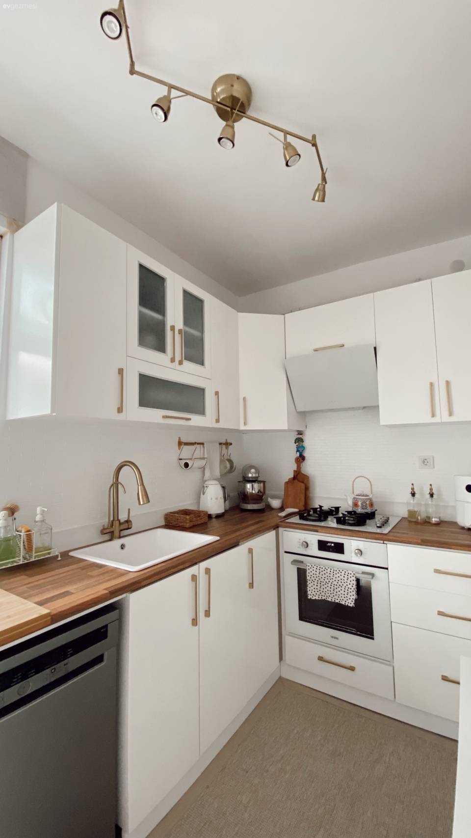 Bu İstanbul Evinde Şıklığın Yolu Beyazdan Geçiyor