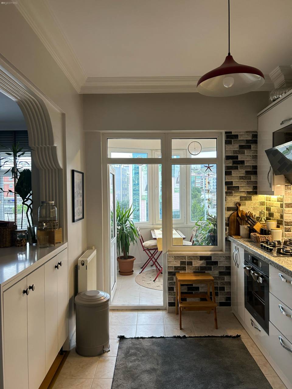 Mavi Duvarıyla Selam Veren Bu Ev Alışılmadık Detayları Pek Seviyor!