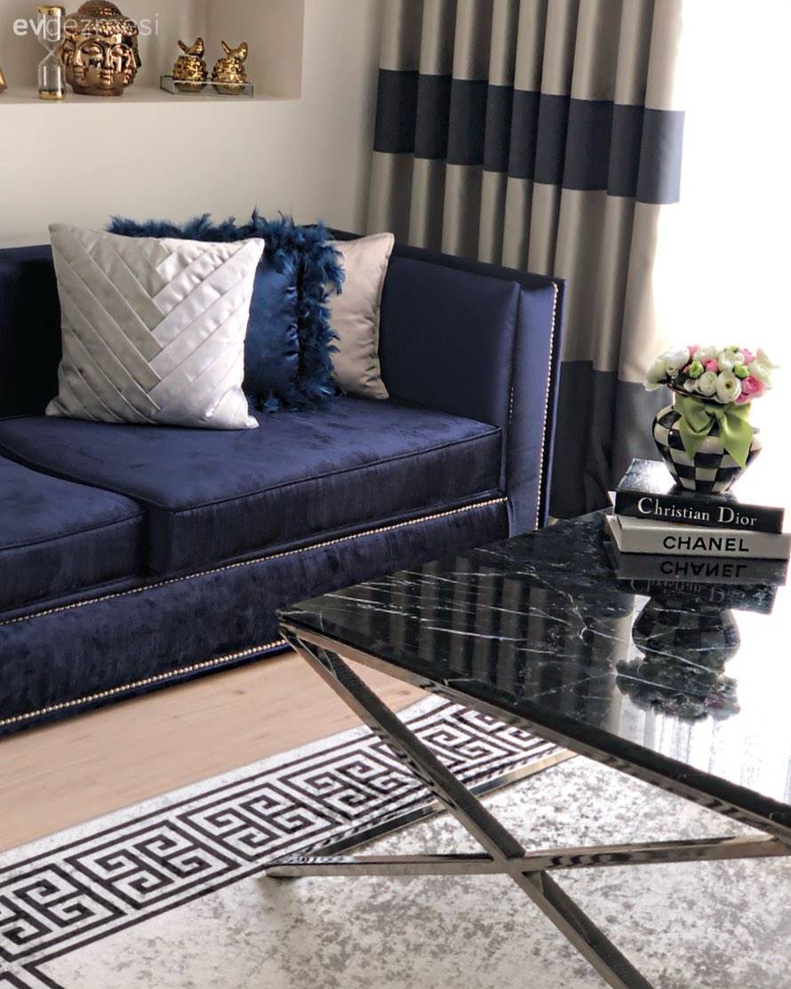 Bu Evde Metalik Işıltılar İddialı Renklerle Buluşmuş!