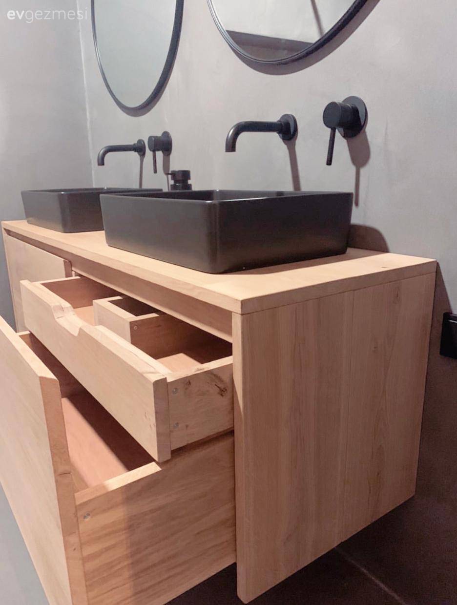 Öncesi& Sonrası: Sıva Görünümü ve Meşe Ağacıyla Güzelleşen Bir Banyo