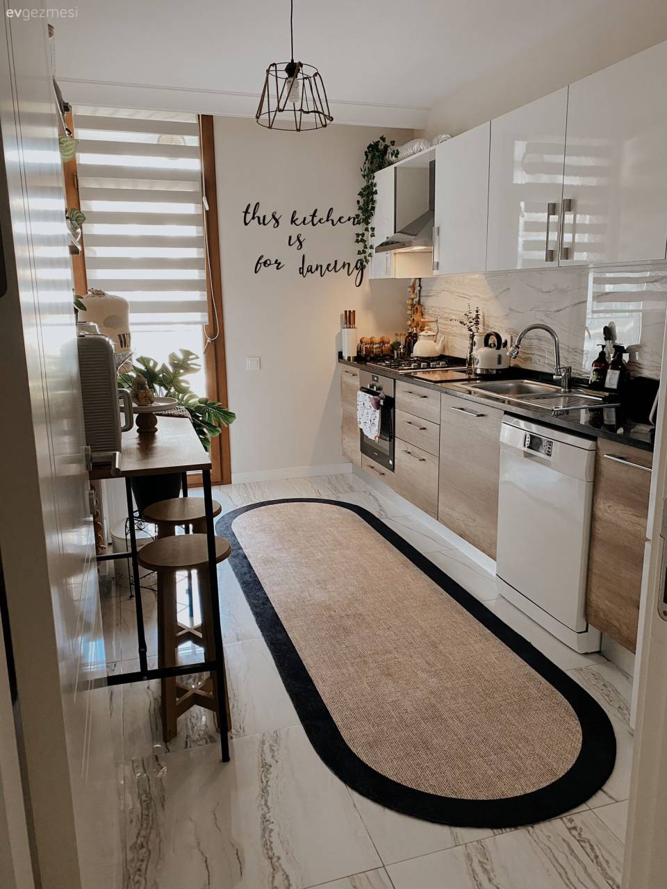 Bu İstanbul Evi İçin Hem Renk Hem de Form Kontrastı Önemli