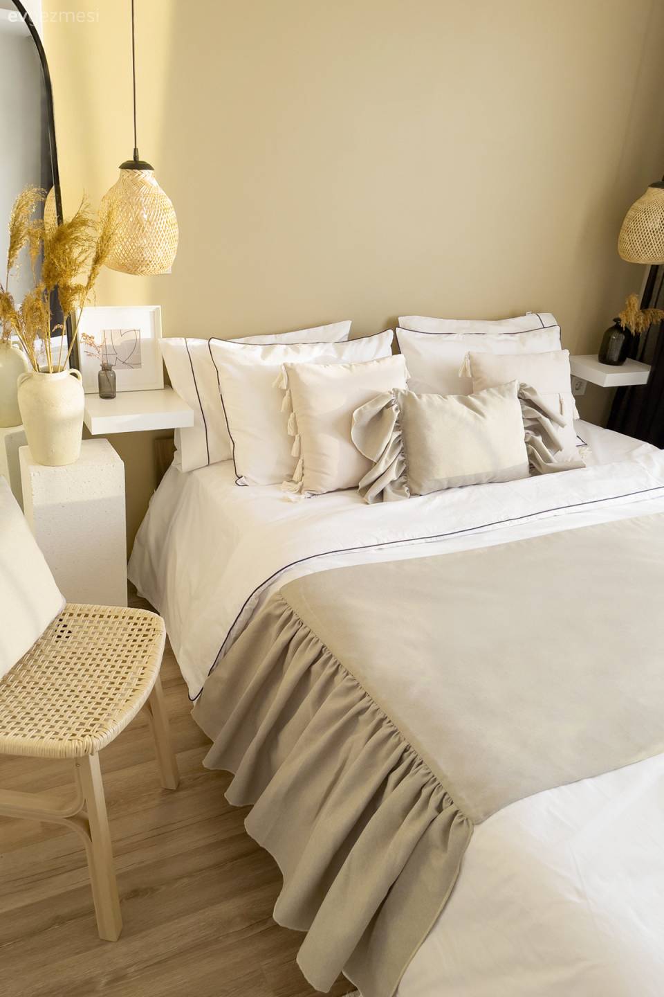 Bu Minimal Evde Beyazın Yeri Tüm Renklerden Ayrı!