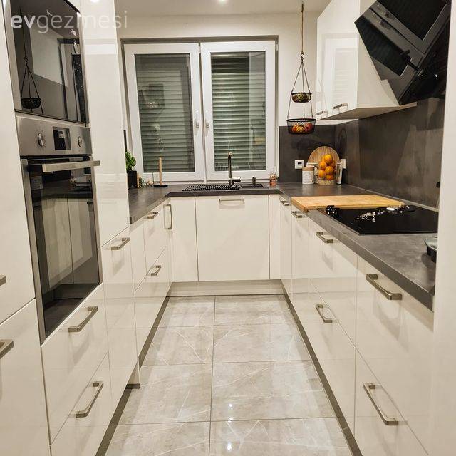 Salonun Ortasındaki Kolon Aynı Zamanda Bir Vitrin: Ayşe Hanım'ın Evi