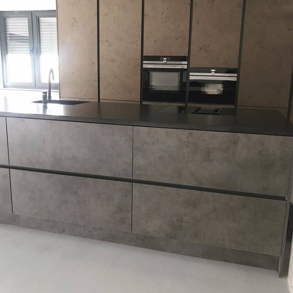 Renkleri Ciddi, Materyalleri Samimi: Endüstriyel Bir Dekor