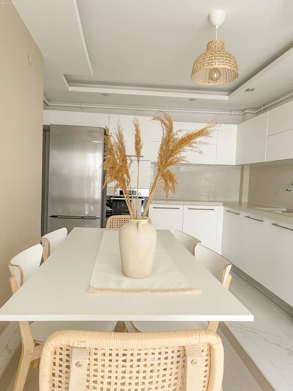 Bu Minimal Evde Beyazın Yeri Tüm Renklerden Ayrı!