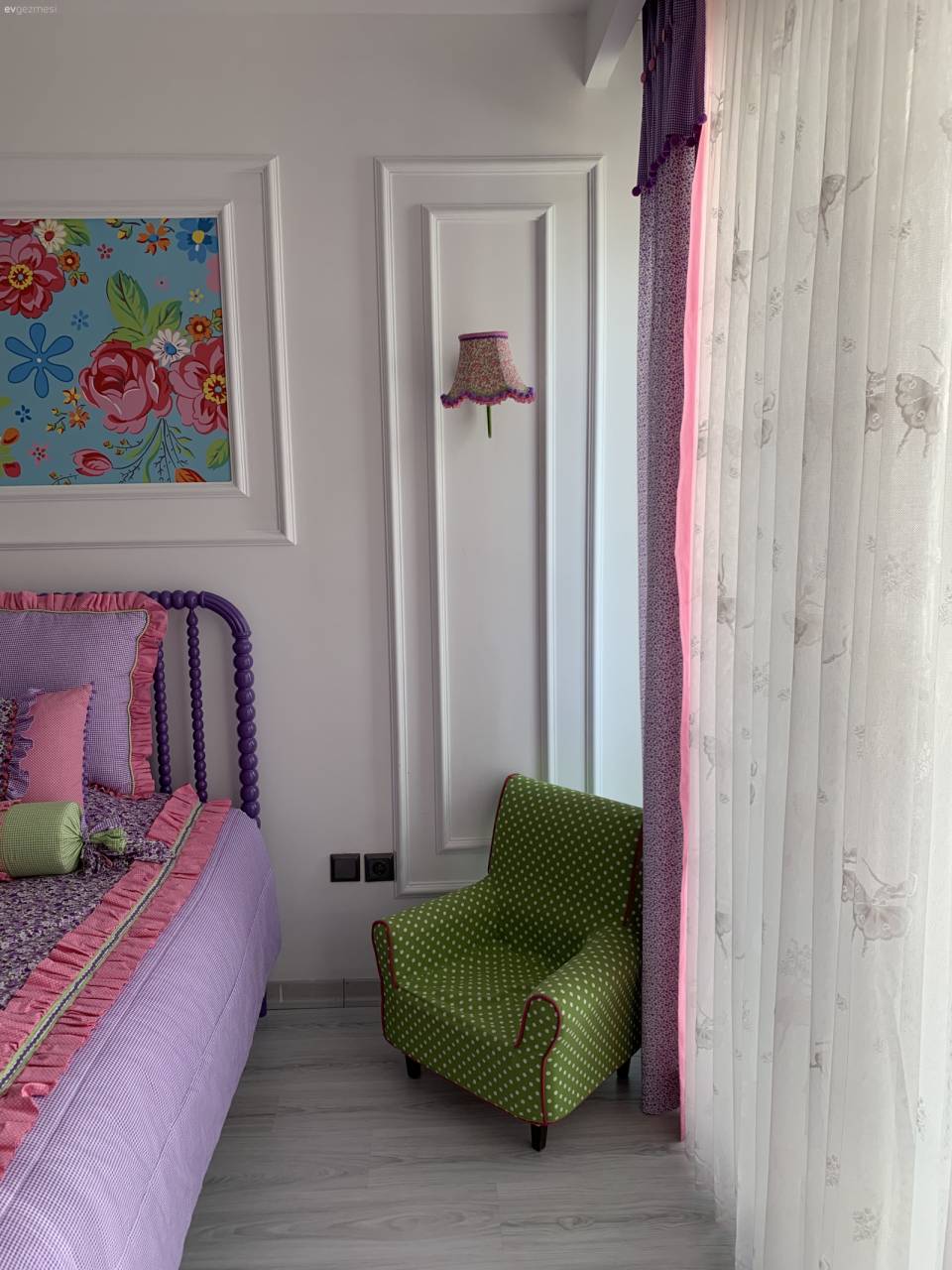 Beyaz ve Ahşap Uyumu Bu İstanbul Evinin Her Köşesinde Yankılanmış