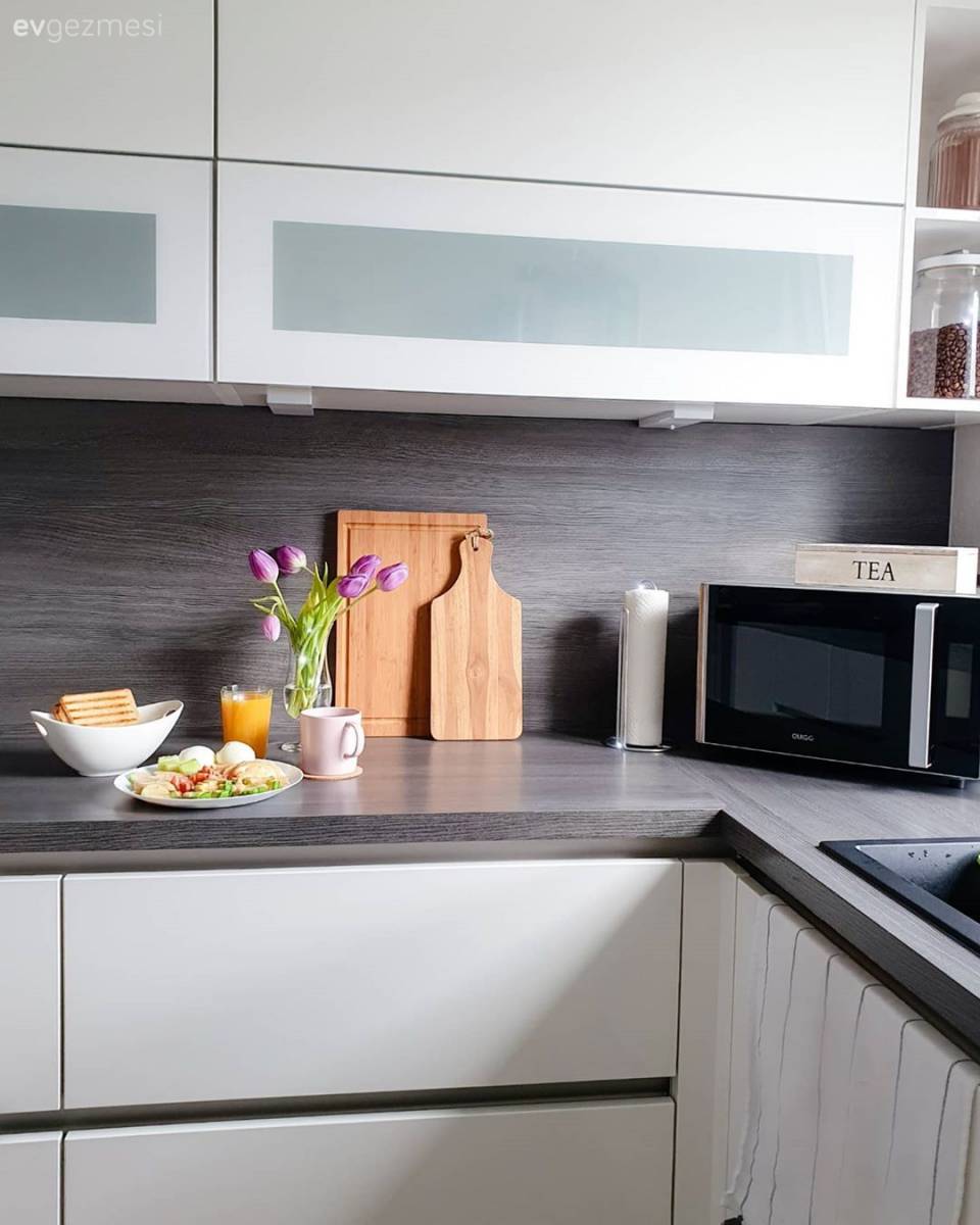 Evde İki Küçük Olmasına Rağmen Sakin Kalabilen Şık Bir Dekor