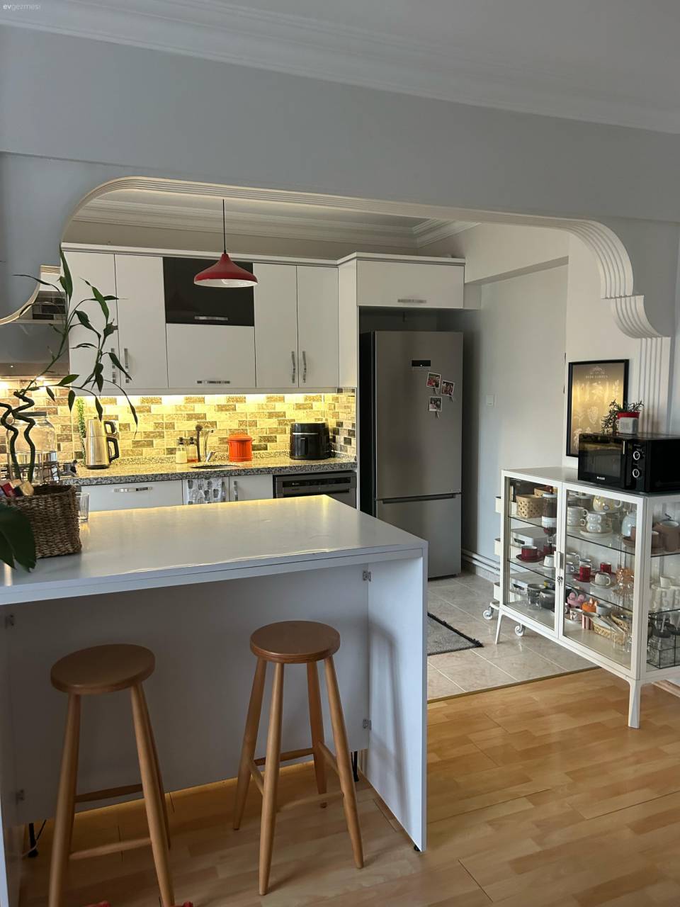 Mavi Duvarıyla Selam Veren Bu Ev Alışılmadık Detayları Pek Seviyor!