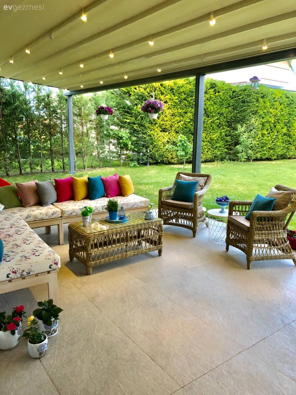 Bahçe Dekorasyonu: Mobilya ve Aksesuarlarla Güzelleşen Bahçeli Evler