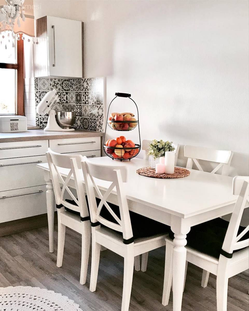 Bu Tatlı Evin Hem Bahçesinde Hem De İçinde Mevsim Hep Bahar