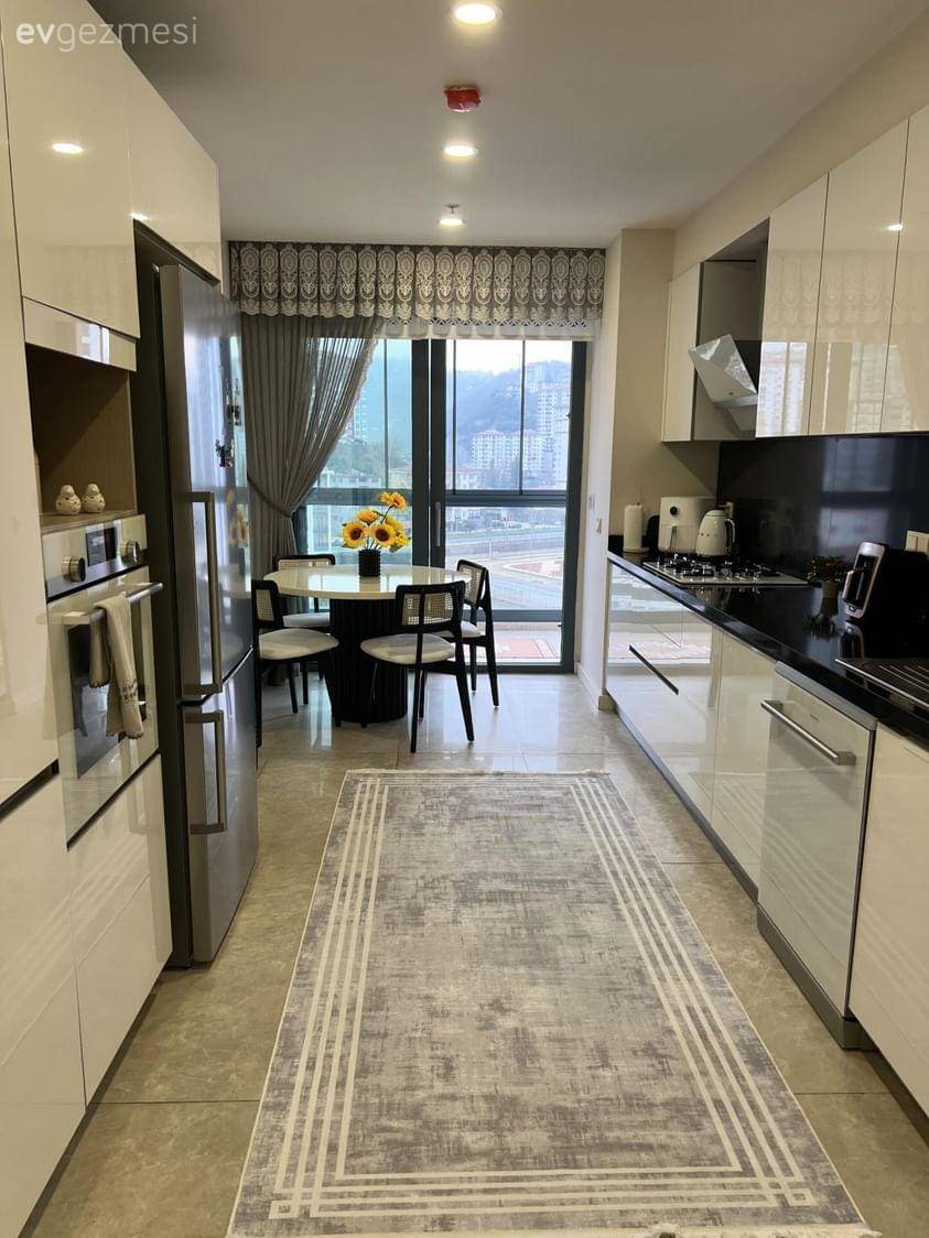 Büyük Pencereli Bu Trabzon Evi Modern ve Country Tarzın Ortak Eseri