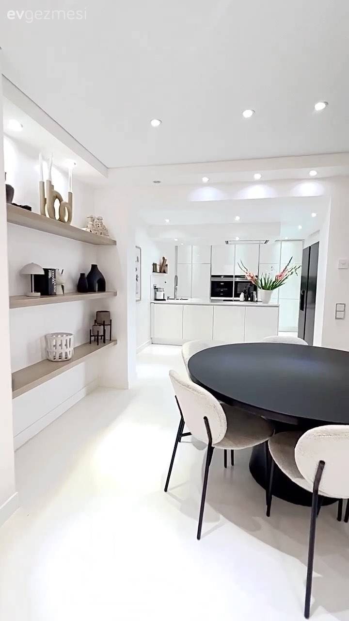 Beyaz ve Siyahı Seven Bu Evde Keskin Hatlara da Yer Var Kıvrımlara da!