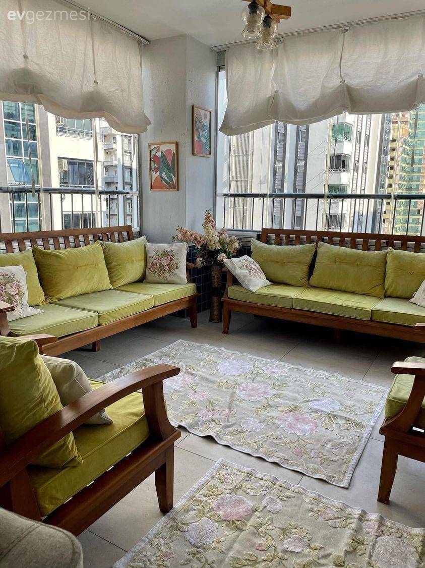 Adana'daki Bu Büyük Balkon Yeşil ve Ahşabın Enerjisini Kuşanmış