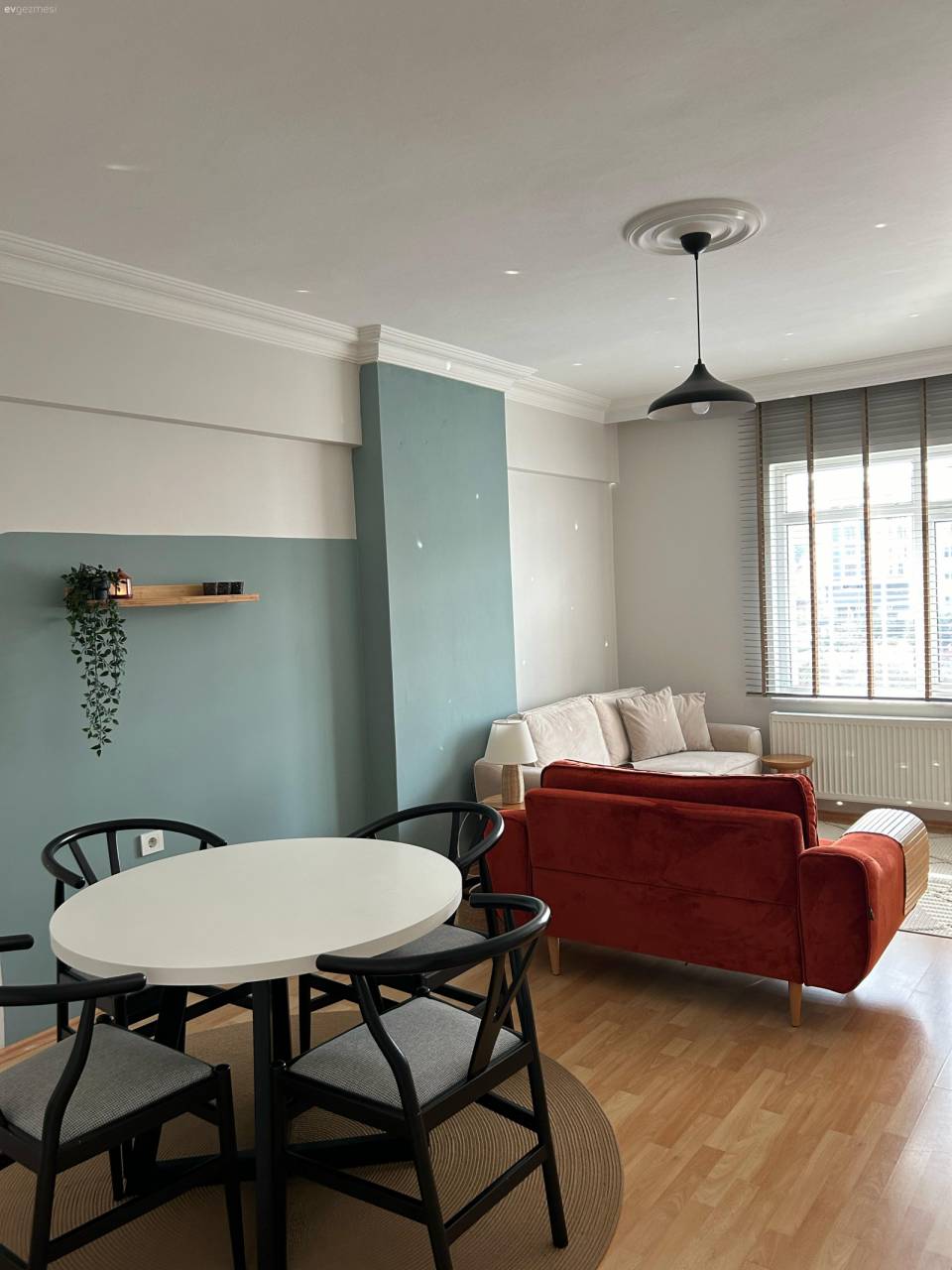 Mavi Duvarıyla Selam Veren Bu Ev Alışılmadık Detayları Pek Seviyor!