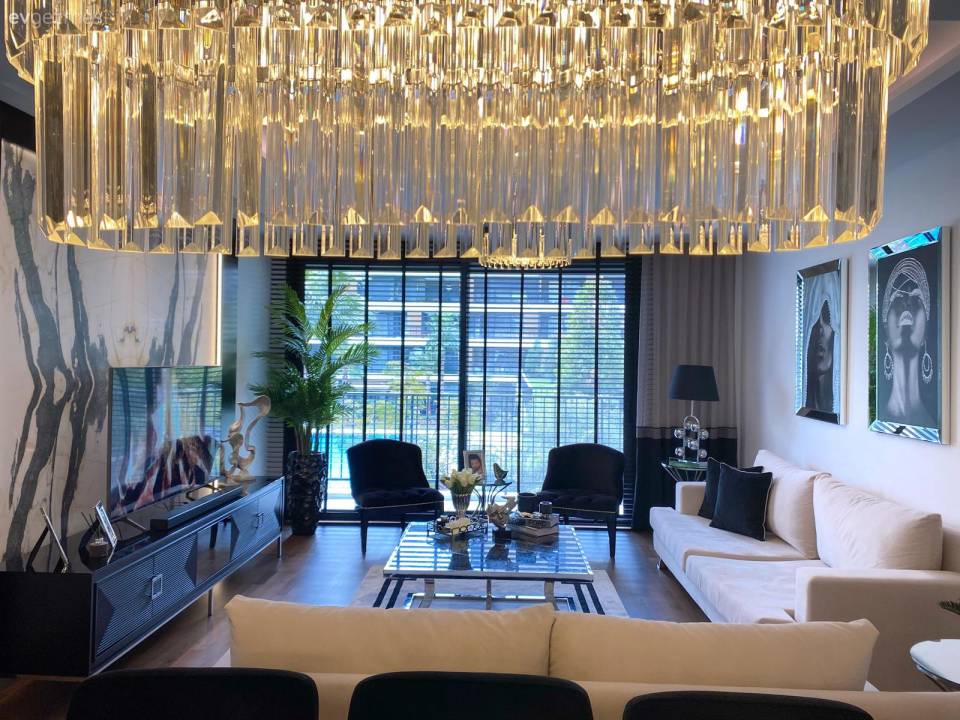 Ev Gezmesi: İzmir'den Siyahları Çok Seven İddialı Bir Ev