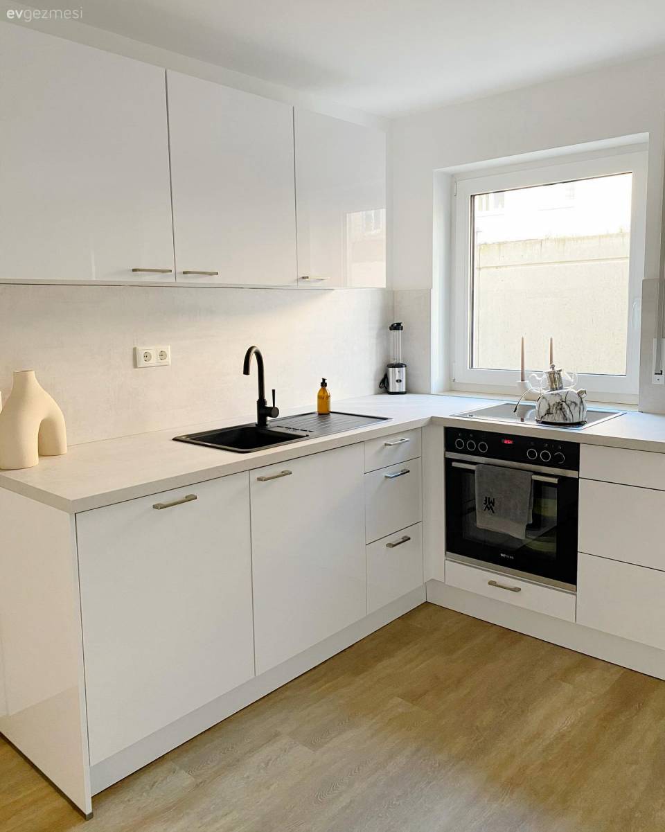 Bu Modern Evde Metalik Işıltılar Monoton Görünümü Engellemiş