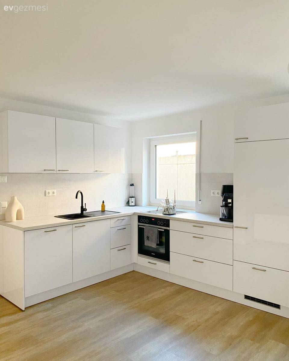 Bu Modern Evde Metalik Işıltılar Monoton Görünümü Engellemiş