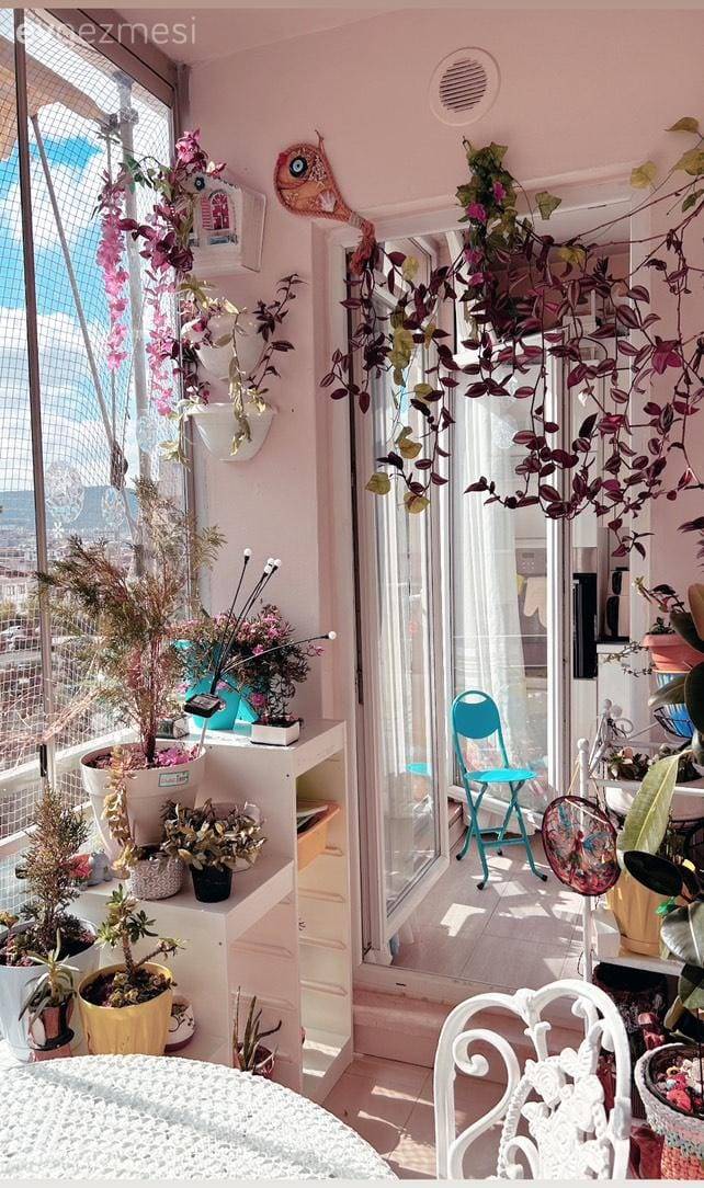 Bitkilerle Dolu Bu Balkon Apartmana Taşınmış Bir Bahçe Gibi!
