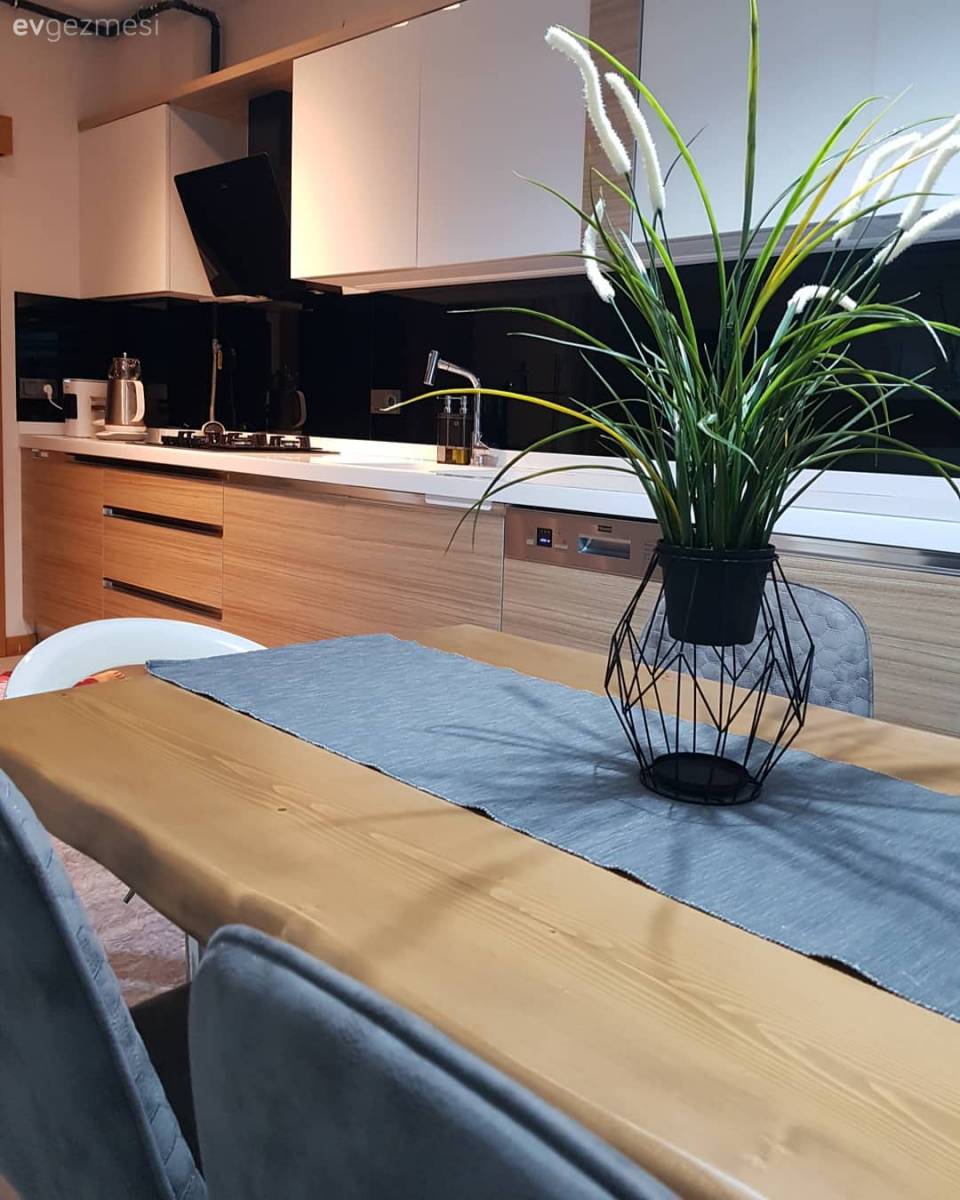 İddialı Renkler ve Mimari Detaylar Bu Dekora Çok Yakışmış!