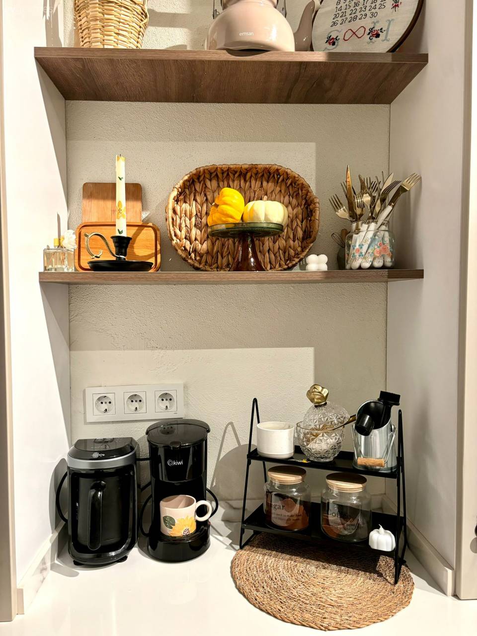 Üç Tarafı Dolapla Çevrili Bu Mutfağı Açık Dolaplar Ferahlatmış!