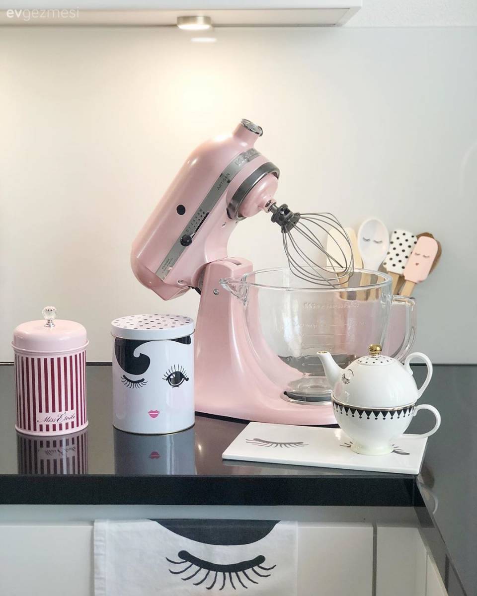 Modern Ruhunu Şık Aksesuarlarla Taçlandıran Bir Mutfak