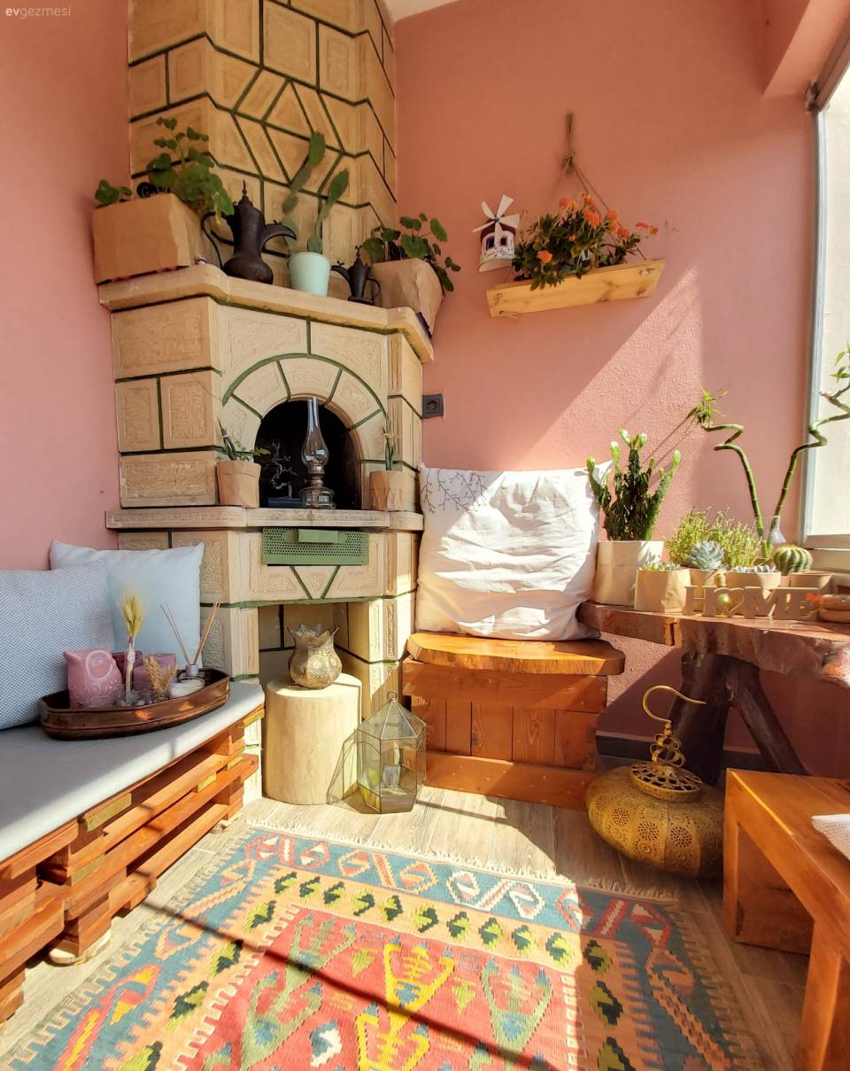 Cıvıl Cıvıl Balkonuyla Mutluluk Yayan Bir İstanbul Evi