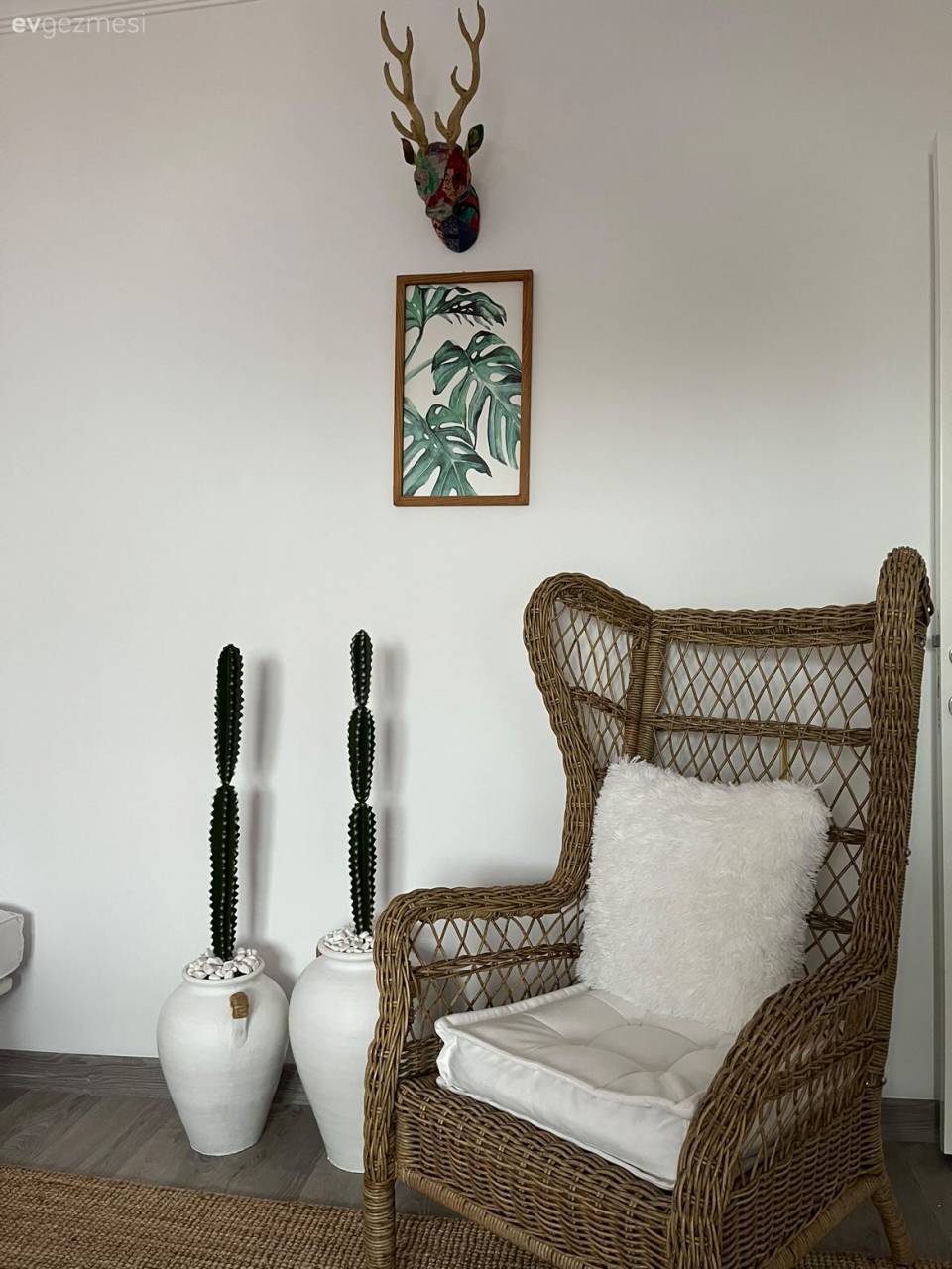 Beyaz ve Ahşabın Ortak Olduğu Bu Mutfağın Yıldızı Kırmızı