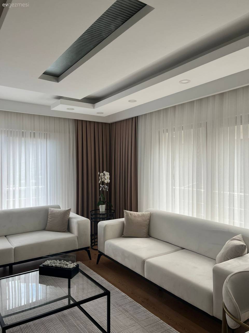 Bu Dikdörtgen Salon Modern Mobilyalarla Şekillenmiş