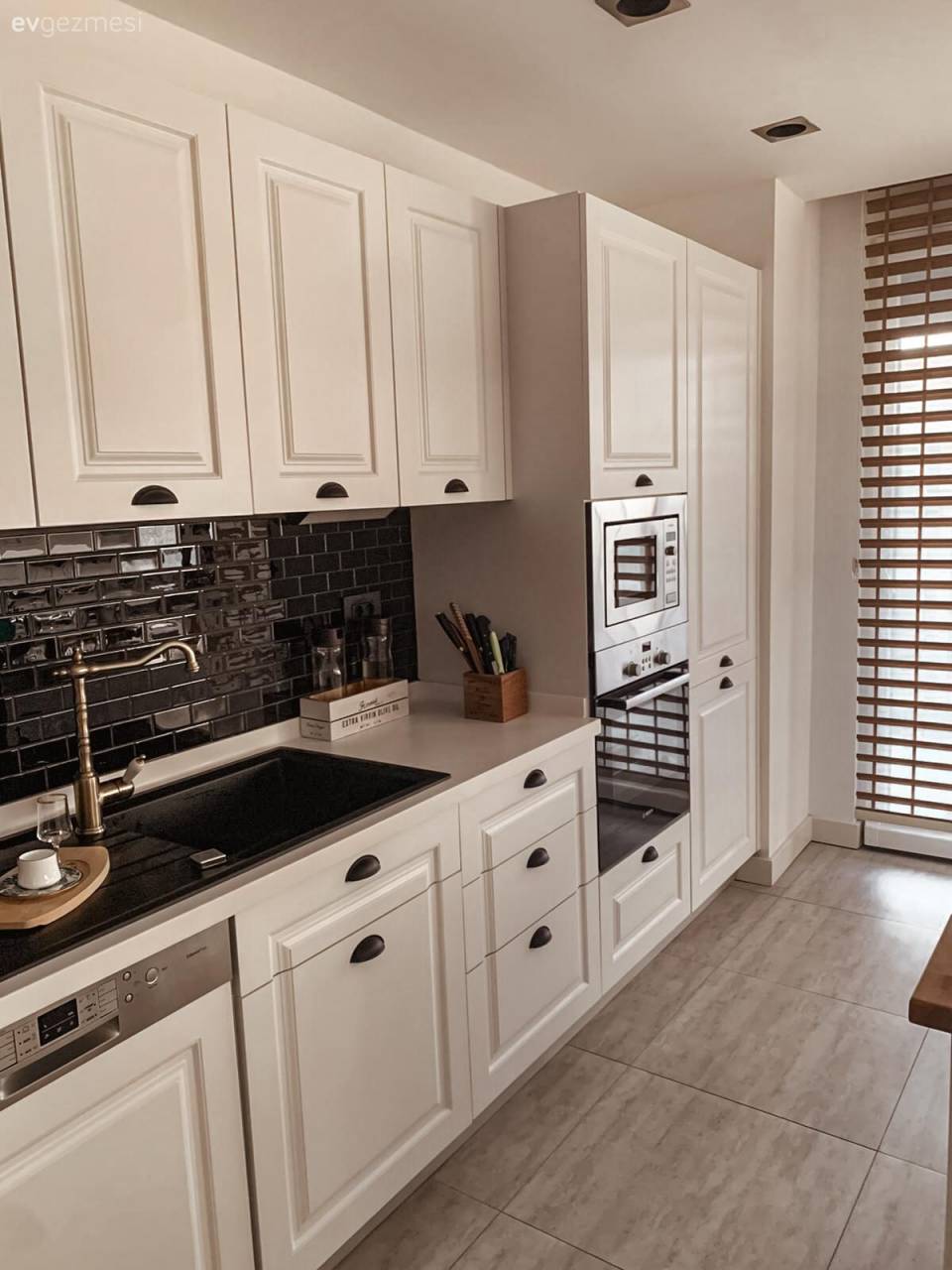 Beyaz ve Ahşap Uyumu Bu İstanbul Evinin Her Köşesinde Yankılanmış