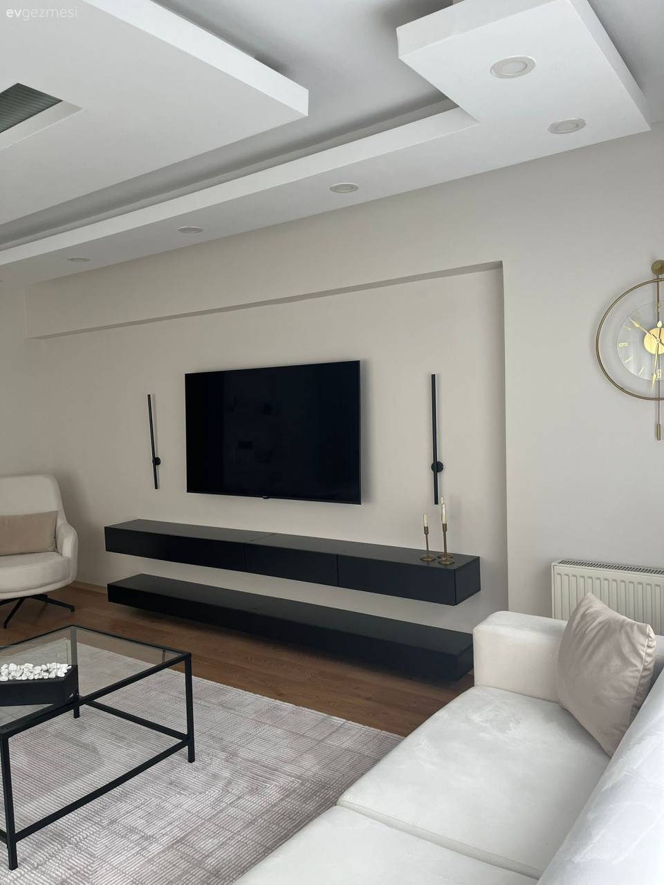 Bu Dikdörtgen Salon Modern Mobilyalarla Şekillenmiş