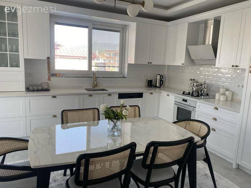 Büyük Masası ve Hazeran Sandalyeleri ile Davetkâr Ortam Sunan Mutfak!