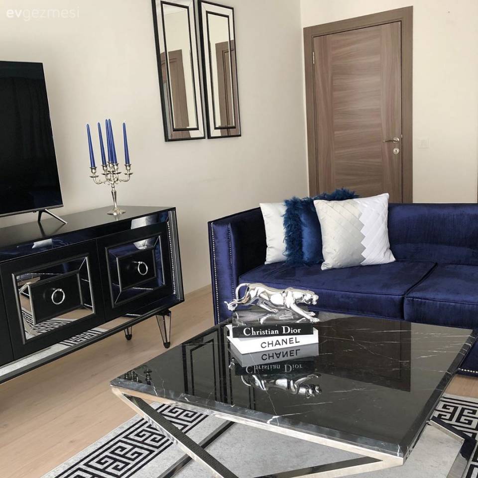 Bu Evde Metalik Işıltılar İddialı Renklerle Buluşmuş!