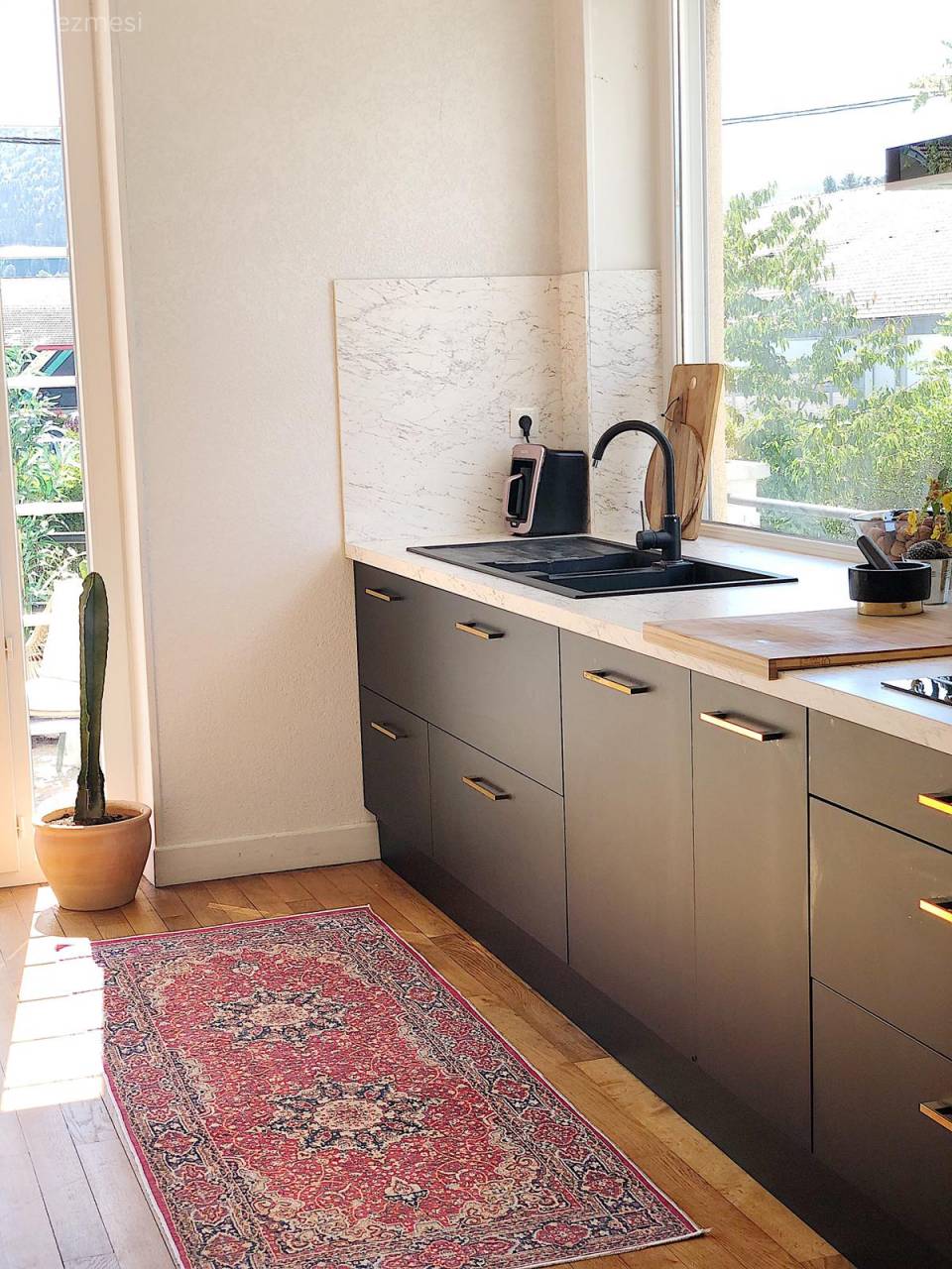 Bu Evin Renkleri Pencereden Yansıyan Güneşle Daha Güzelleşmiş