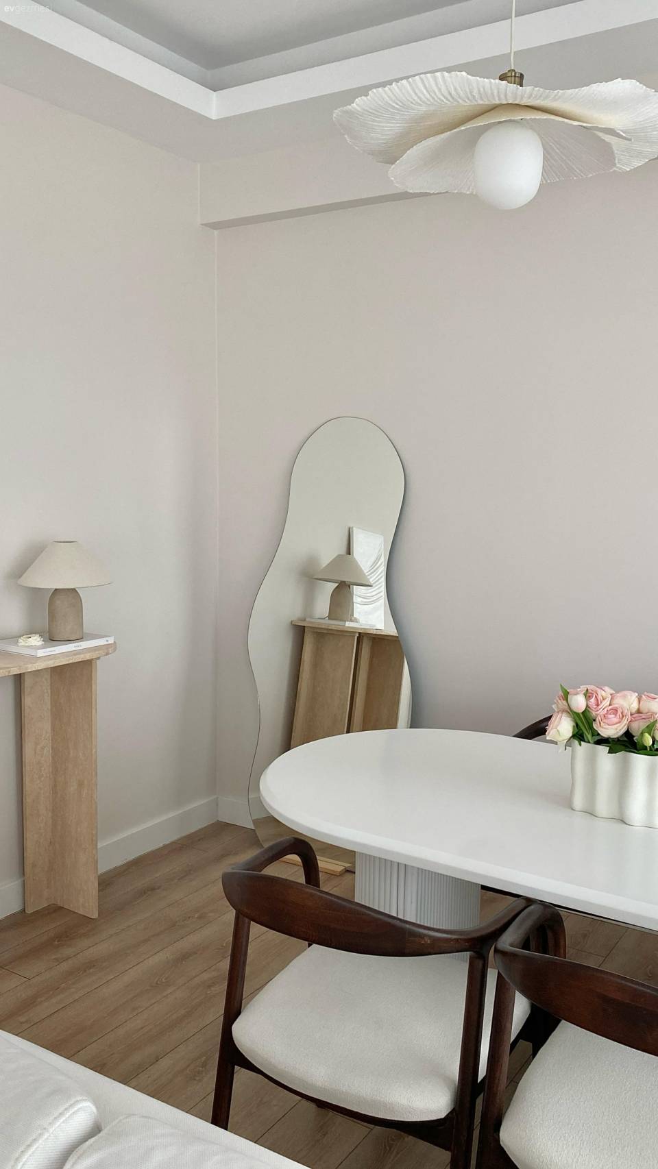 Beyaza Tutkun Bu Evde Formlar ve Dokularla Sıcaklık Sağlanmış