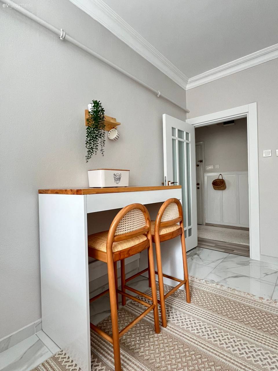 Beyaz ve Ahşap Birlikteliği Bu Evin Temel Kriteri