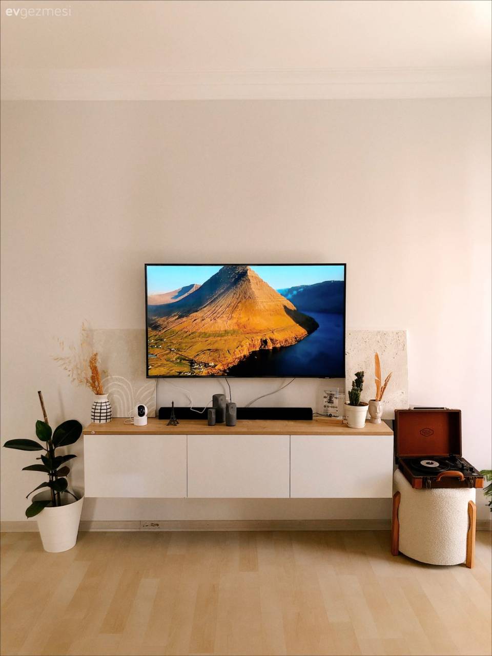 Bu Minimalist Ev Renkli Çizimlerle Hareket Kazanmış!