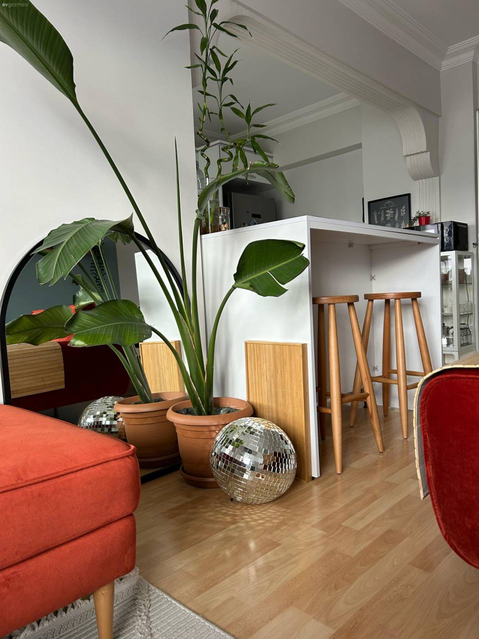 Mavi Duvarıyla Selam Veren Bu Ev Alışılmadık Detayları Pek Seviyor!