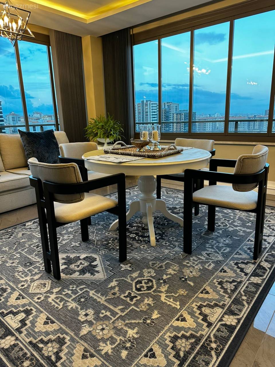 Bu Kış Bahçesi İçeriden Bir Odayı Aratmayacak Konfora Sahip!