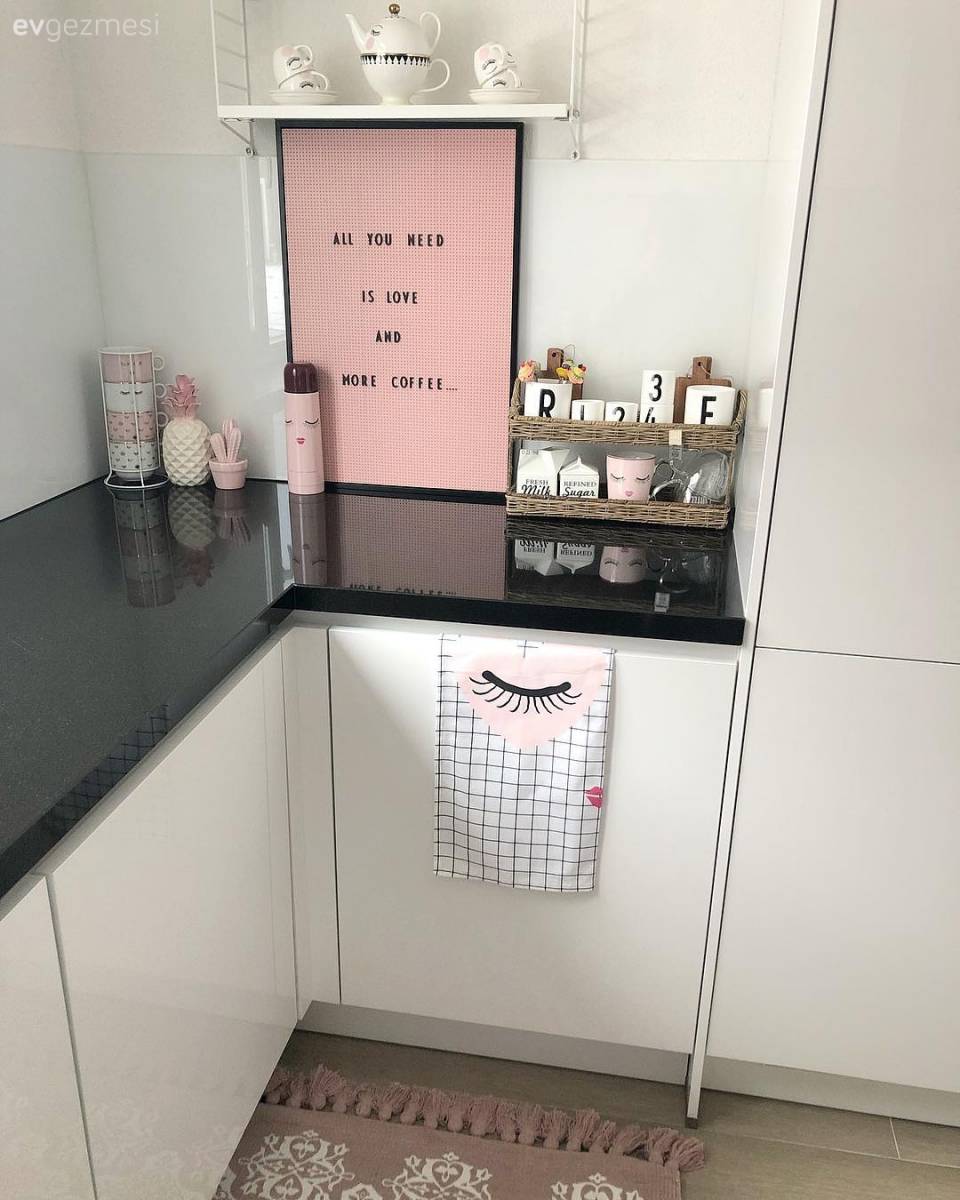 Modern Ruhunu Şık Aksesuarlarla Taçlandıran Bir Mutfak