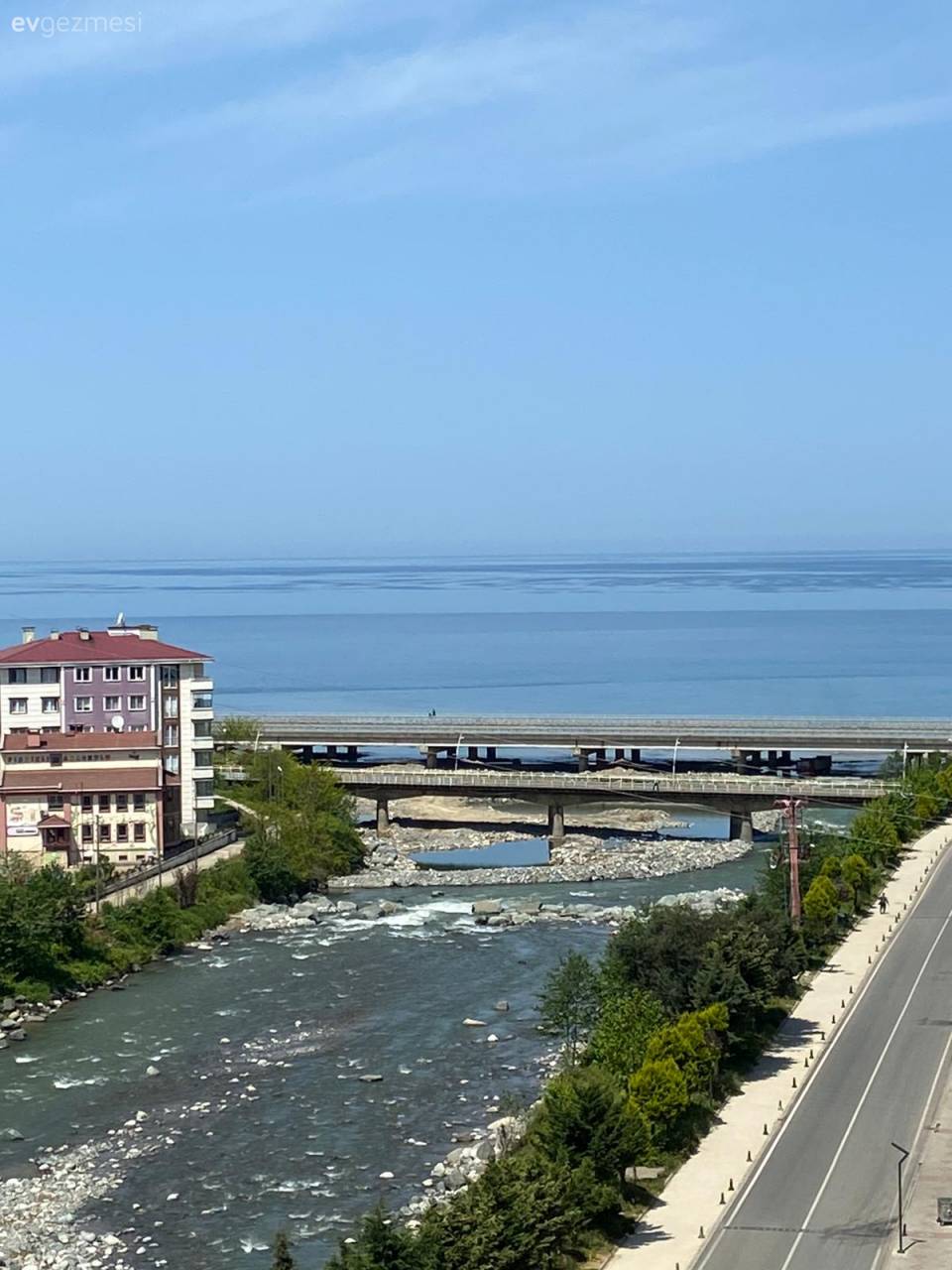 Rize'deki Bu Keyifli Evin Bir Yanı Deniz Diğer Yanı Dere!