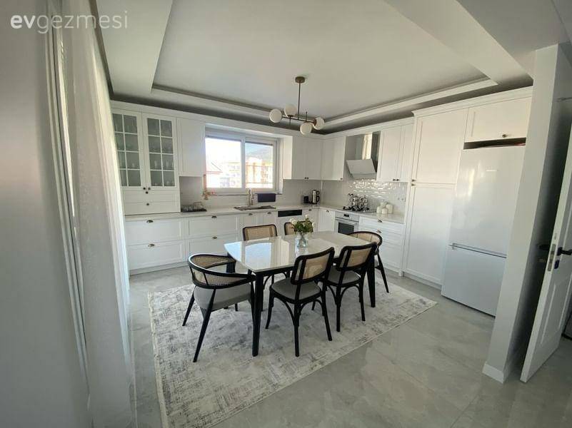 Büyük Masası ve Hazeran Sandalyeleri ile Davetkâr Ortam Sunan Mutfak!