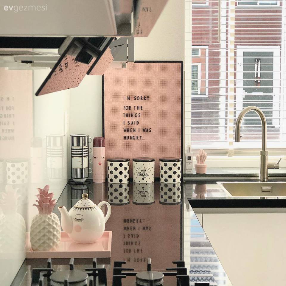 Modern Ruhunu Şık Aksesuarlarla Taçlandıran Bir Mutfak