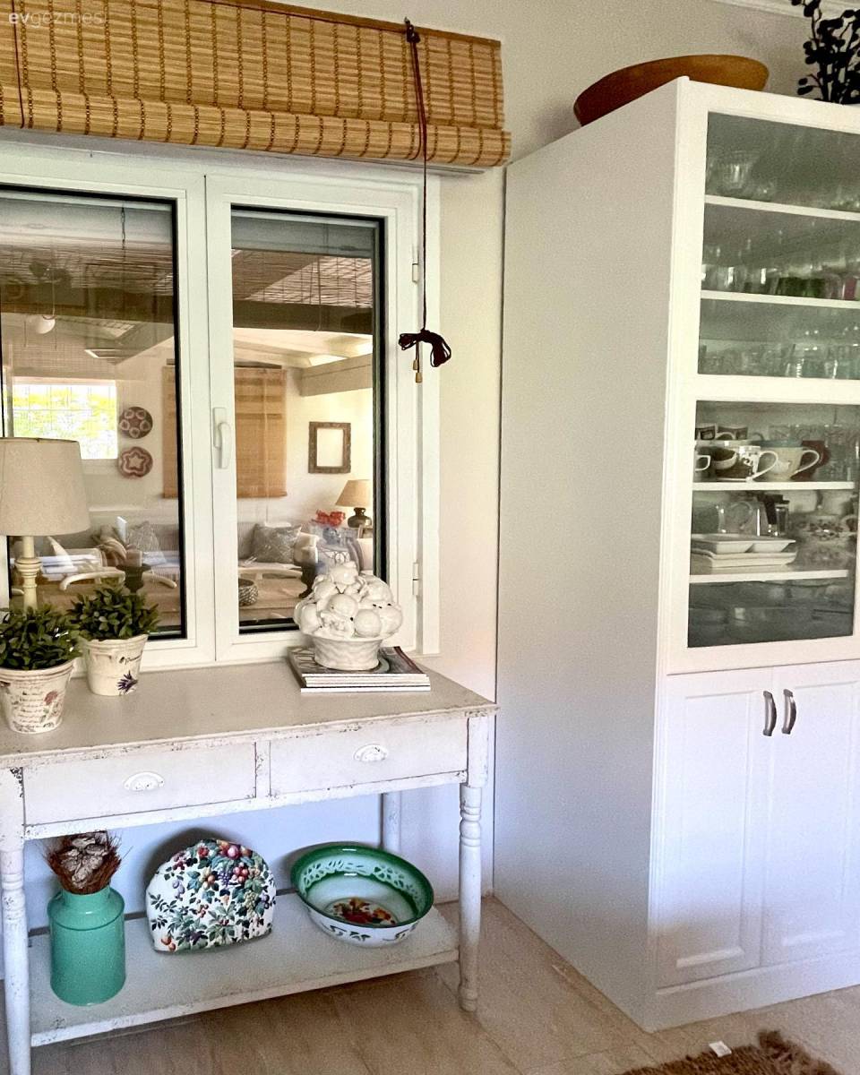 Ev Gezmesi: Beyaz ve Ahşaba Aşık Bir Yazlık Mutfağı!