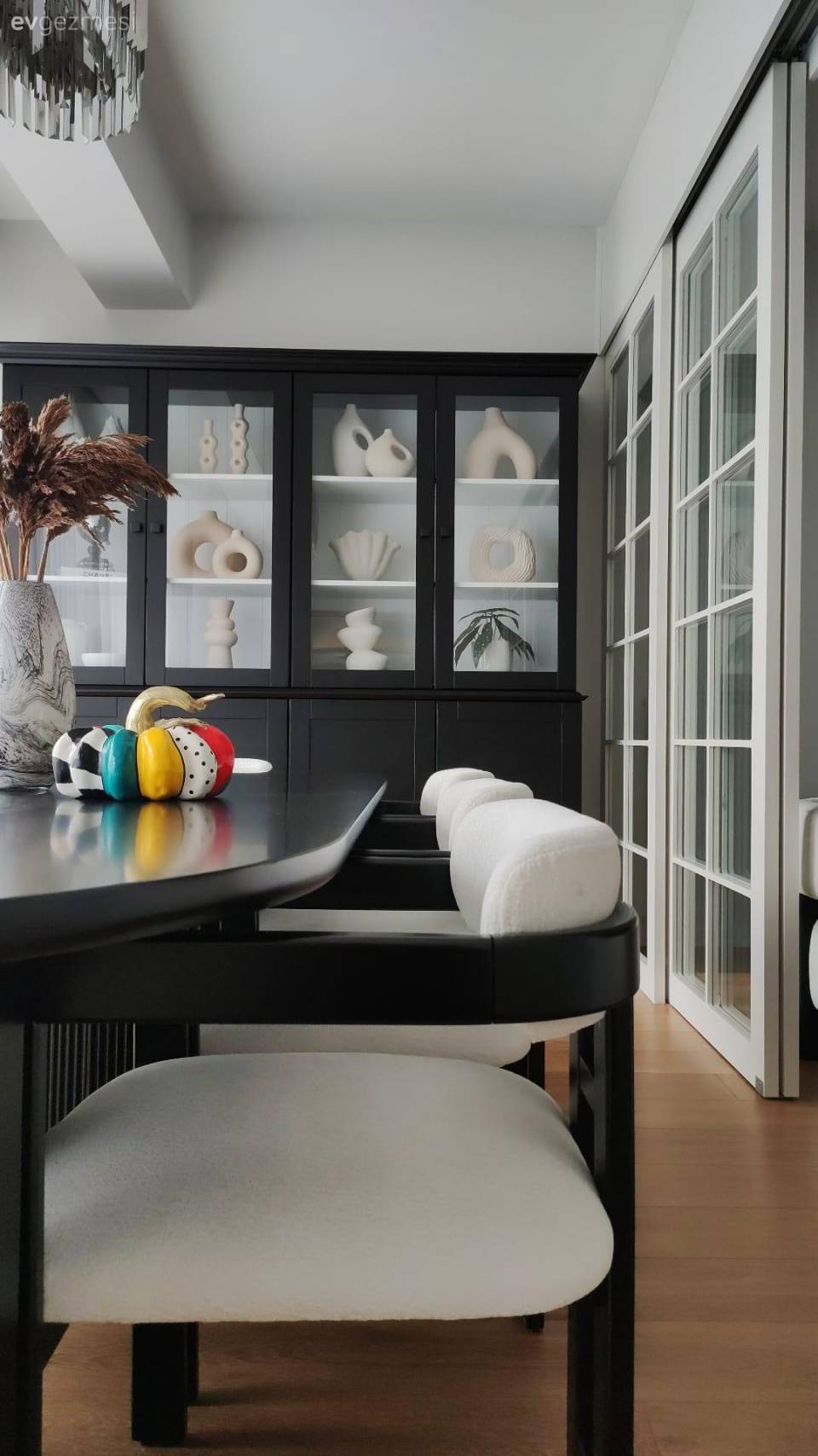 Modern Stili Seven Bu Ev Beyaz ve Siyahı Ayırmamış